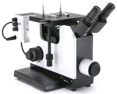 El microscopio metalúrgico invertido con una luz polarizada fijó para el análisis cristalográfico