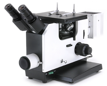 El microscopio metalúrgico invertido con una luz polarizada fijó para el análisis cristalográfico